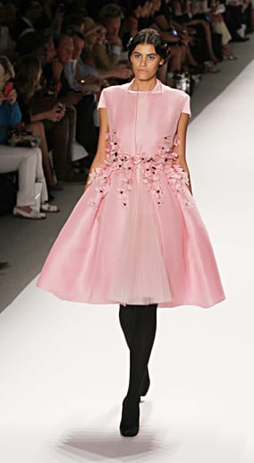 Für das Label Zang Toi lief sie bei der New York Fashion Week in einem blütenbestickten rosa Mädchentraum.