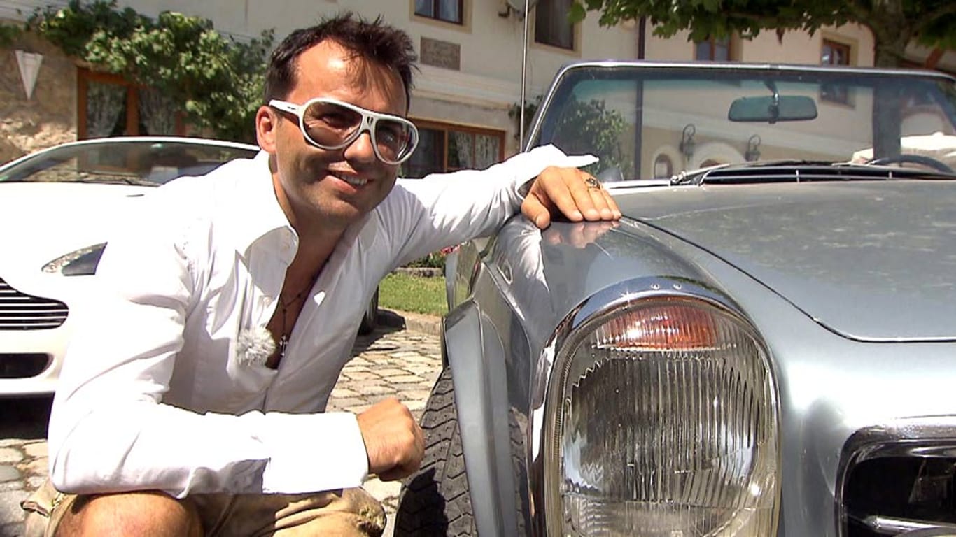 Das Leben ist schön: Georg Weiss Junior alias "Bussi Schorschi" posiert neben einem Mercedes SL.