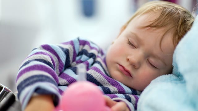 Wenn Kinder schnarchen, sollten Eltern handeln, denn es kann gefährliche Folgen haben.