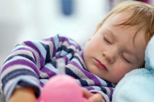 Wenn Kinder schnarchen, sollten Eltern handeln, denn es kann gefährliche Folgen haben.