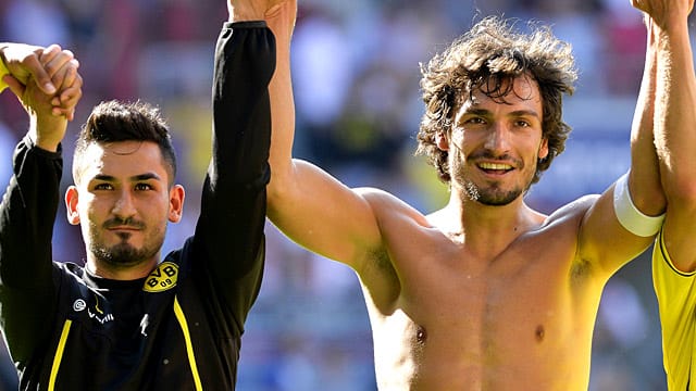Ilkay Gündogan (li.) steht seinem BVB-Teamkollegen Mats Hummels bei.