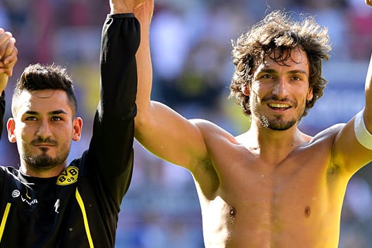 Ilkay Gündogan (li.) steht seinem BVB-Teamkollegen Mats Hummels bei.
