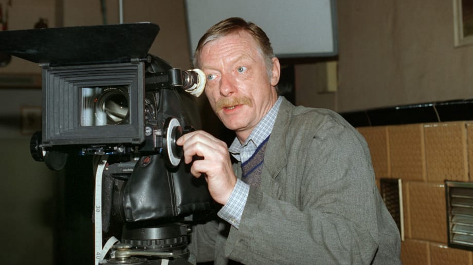 Schauspieler Otto Sander hinter der Kamera während der Dreharbeiten zu dem TV-Krimi "Totes Gleis" aus der Serie "Polizeiruf 110" am 07.10.1993 in Beelitz (Brandenburg).