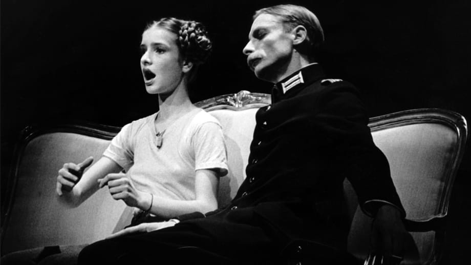 Sylvia Broermann (l.) und Otto Sander (r.) in einer Szene aus Robert Wilsons "Death, Destruction and Detroit" bei der Uraufführung des Stücks am 12.02.1979 in der Schaubühne am Halleschen Ufer in Berlin-Kreuzberg.