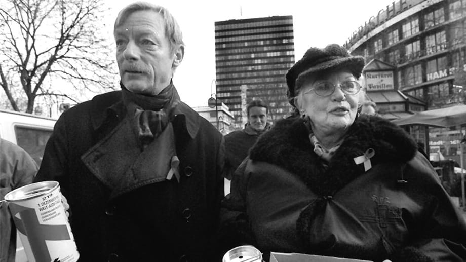 Der Schauspieler Otto Sander und seine Kollegin Evelyn Künneke sammeln auf dem Berliner Kurfürstendamm Spenden für die Welt-AIDS-Stiftung (undatierte Aufnahme).