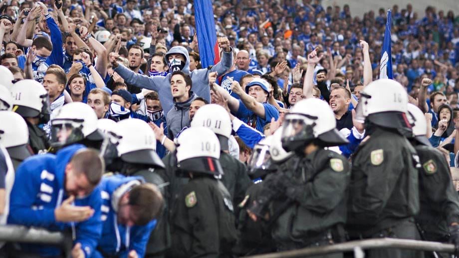 Die Polizei griff beim Spiel zwischen Schalke 04 und PAOK Saloniki hart durch.