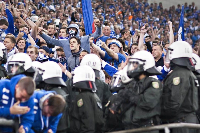 Die Polizei griff beim Spiel zwischen Schalke 04 und PAOK Saloniki hart durch.