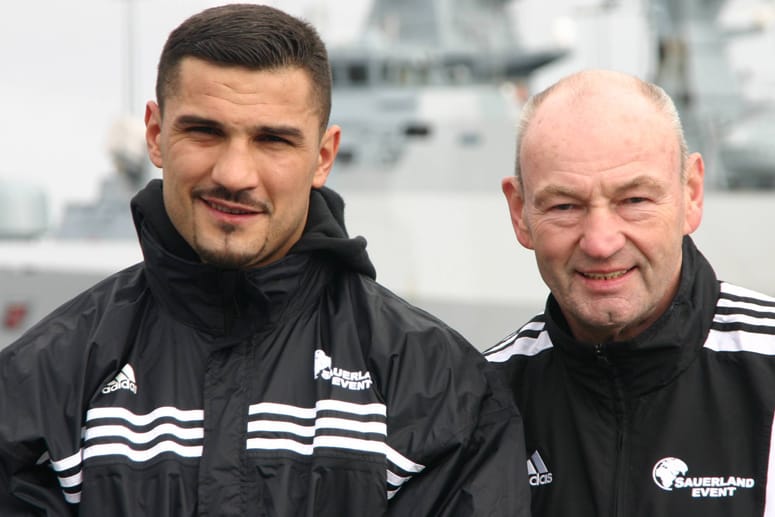 Manfred Wolke (re.) möchte Enad Licina zum Weltmeister machen.