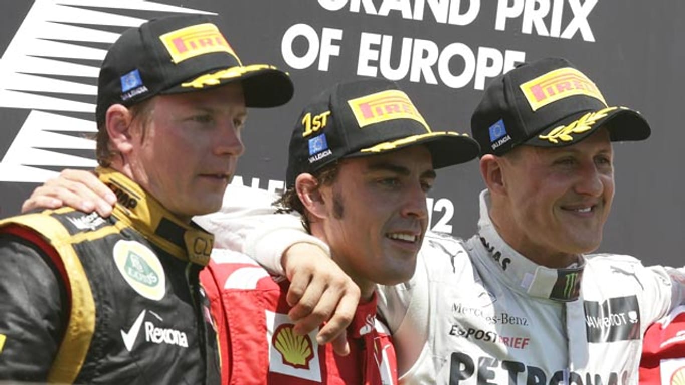 2012 gemeinsam auf dem Podium beim Großen Preis von Europa in Valencia: Kimi Räikkönen, Fernando Alonso und Michael Schumacher.