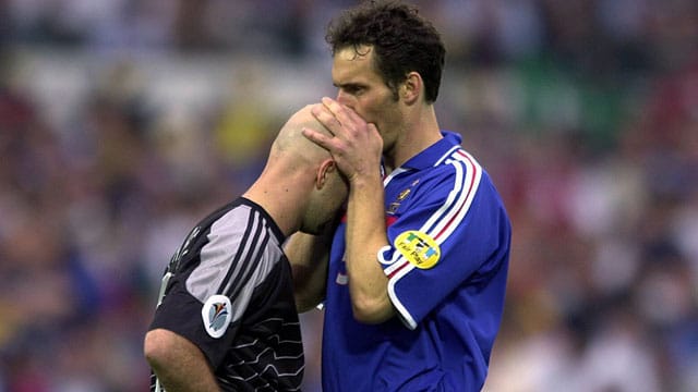 Laurent Blanc küsst die Glatze von Fabien Barthez.