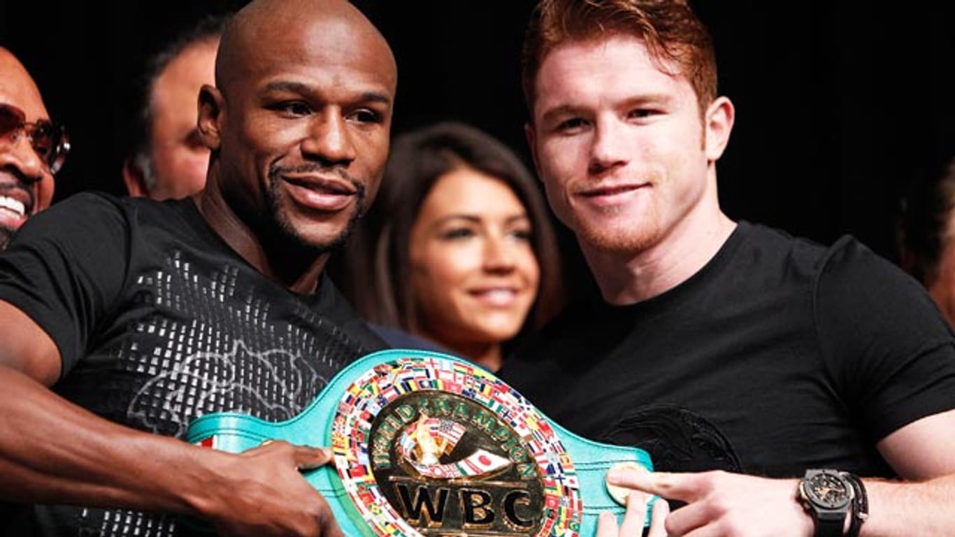 Duell zweier ungeschlagener Boxer: Floyd Mayweather Jr. (li.) trifft auf Saul Alvarez.