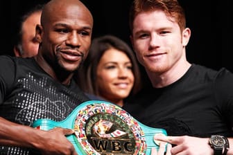 Duell zweier ungeschlagener Boxer: Floyd Mayweather Jr. (li.) trifft auf Saul Alvarez.