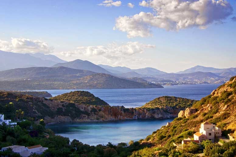 Die größte Insel Griechenlands lockt selbst im Oktober noch mit warmen Temperaturen. Darüber hinaus hat Kreta auch historisch interessierten Touristen einiges zu bieten.