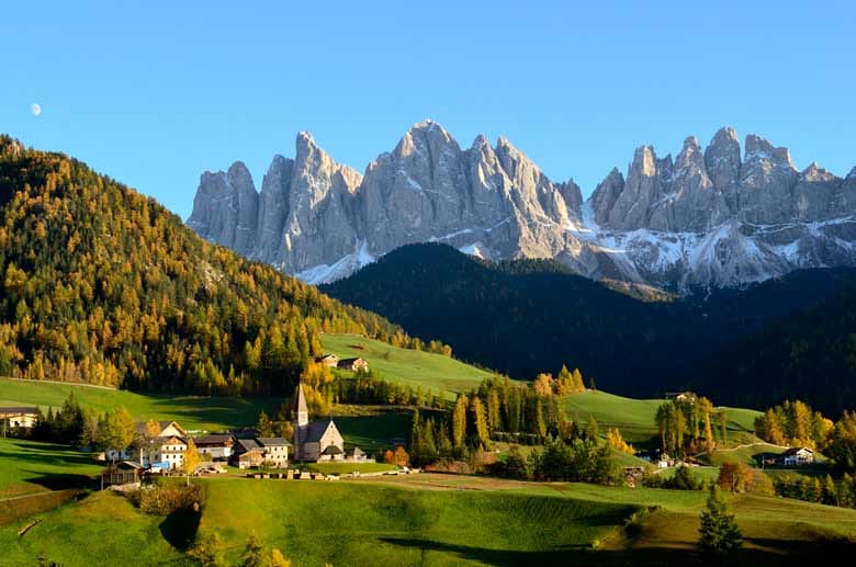 Der Herbst in Südtirol hat einiges zu bieten. Dank der Alpen im Norden wird die kalte Nord-Luft von den Tälern ferngehalten, während vom Süden mediterrane Wärme vom Gardasee und Mittelmeer herüberzieht – ideale Bedingungen für einen perfekten Altweibersommer in den Bergen.