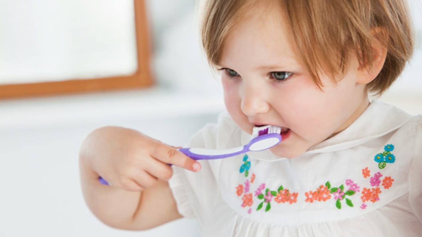Zähneputzen gegen Karies: Mit der Zahnpflege kann man bei Kindern nicht früh genug beginnen.