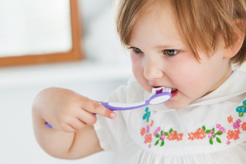 Zähneputzen gegen Karies: Mit der Zahnpflege kann man bei Kindern nicht früh genug beginnen.