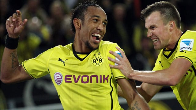 Kevin Großkreutz (re.) gratuliert Doppeltorschütze Pierre-Emerick Aubameyang.