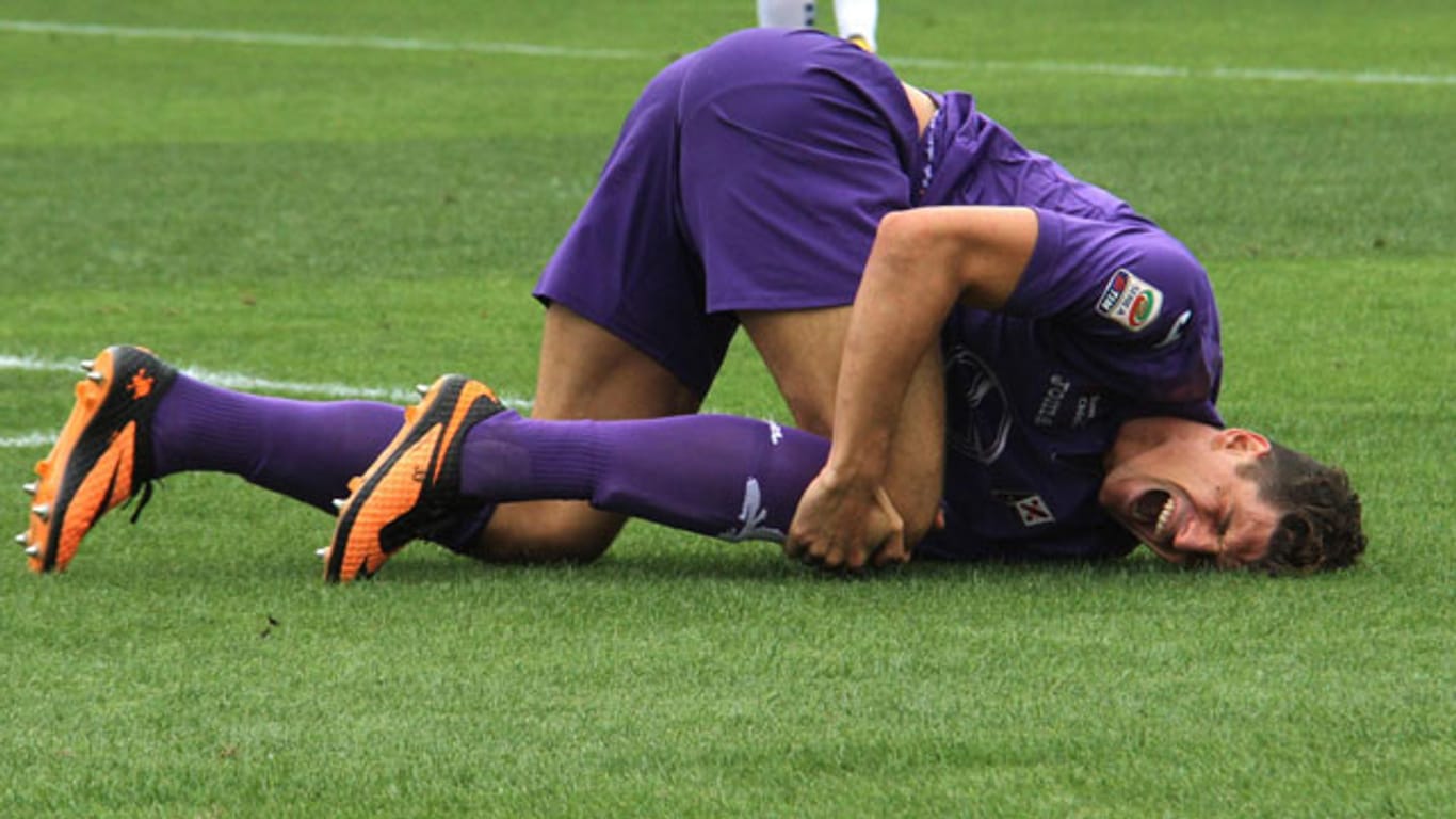 Mario Gomez hält sich mit schmerzverzerrtem Gesicht das verletzte Knie.