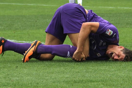 Mario Gomez hält sich mit schmerzverzerrtem Gesicht das verletzte Knie.