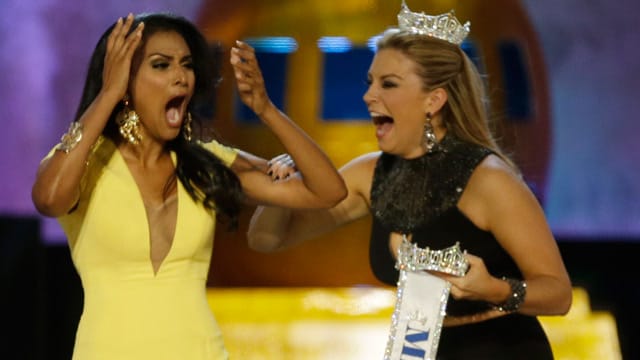Nina Davuluri freut sich über die Auszeichnung.