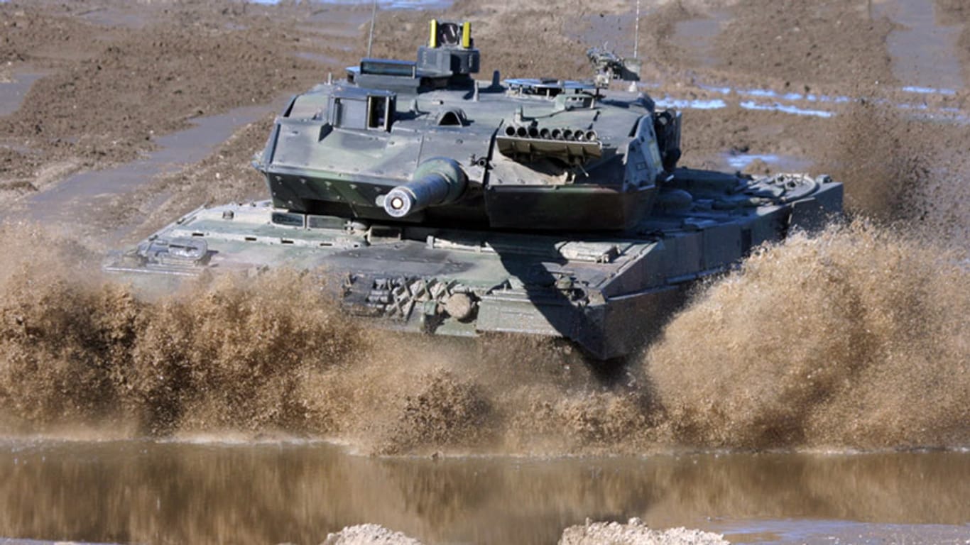 Ein Kampfpanzer vom Typ Leopard 2 bei der Fahrt durch ein Flussbett