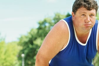Auch ein hoher Östrogenpegel kann bei Männern zu Übergewicht und Schlappheitsgefühl führen.