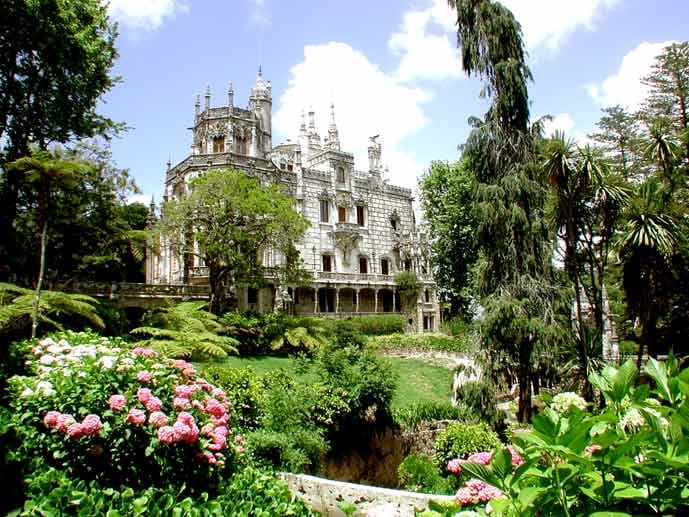 Verwunschenes Schloss: In einem außergewöhnlich schönen Garten mit üppiger Vegetation liegt der Palast Quinta da Regaleira.