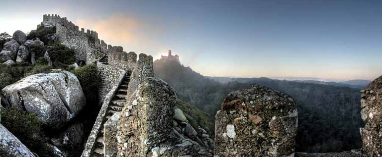 Erst 1147 wurde das Castelo dos Mouros von den Portugiesen erobert.