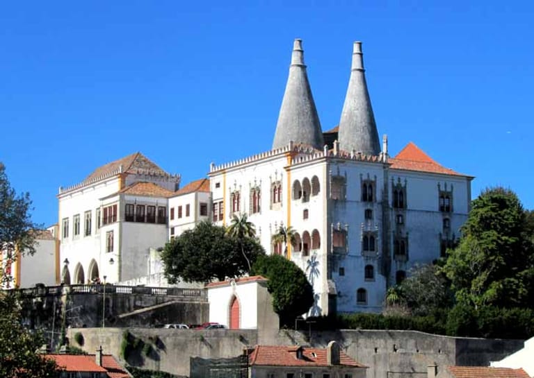 Mittelalterliche Dunstabzugshaube: Die beiden 33 Meter hohen konischen Schornsteine stehen direkt über der Schlossküche des Stadtpalastes von Sintra.