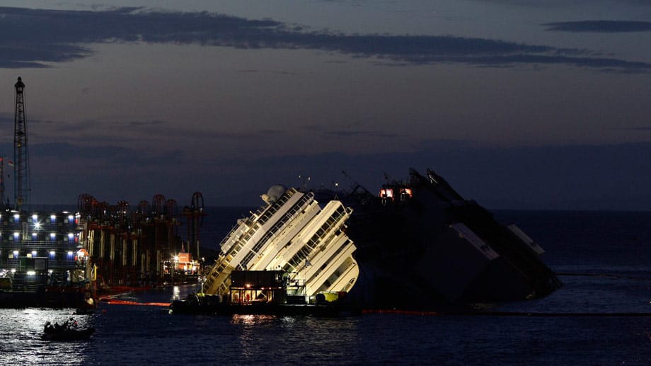 Kreuzfahrtschiff steht wieder aufrecht: Die Bergung der havarierten "Costa Concordia" vor der italienischen Insel Giglio verlief erfolgreich