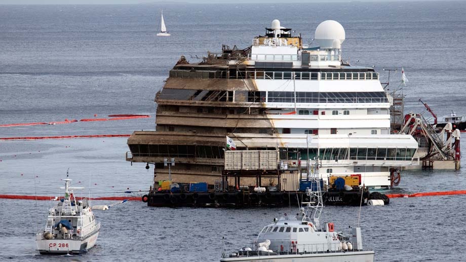 Kreuzfahrtschiff steht wieder aufrecht: Die Bergung der havarierten "Costa Concordia" vor der italienischen Insel Giglio verlief erfolgreich