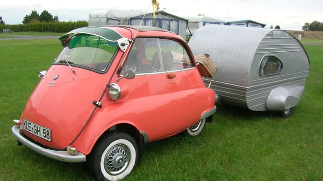 Historische Wohnwagen: Camping-Gespann mit BMW Isetta.