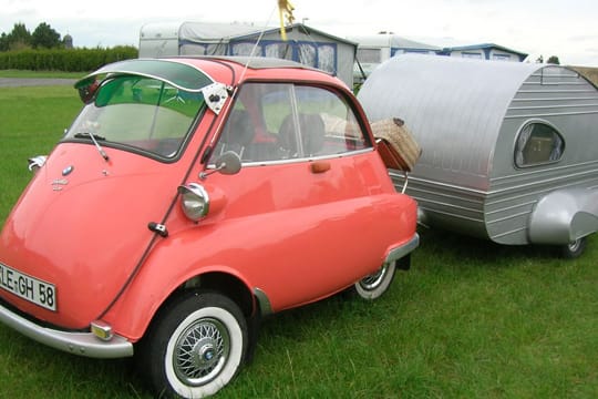 Historische Wohnwagen: Camping-Gespann mit BMW Isetta.