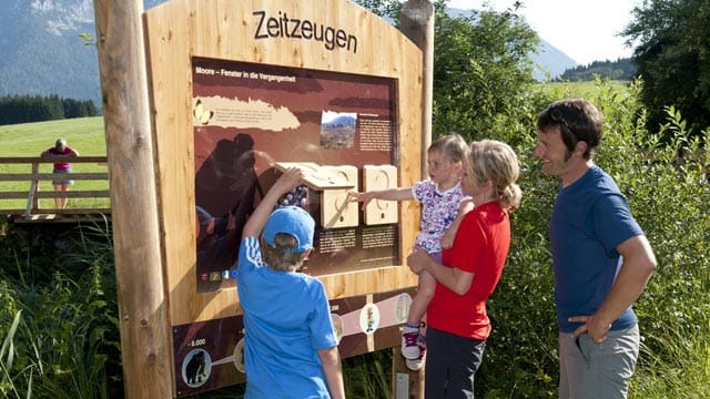 Wandern auf dem Moor-Erlebnis-Pfad von Inzell