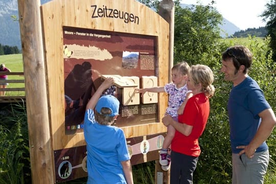 Wandern auf dem Moor-Erlebnis-Pfad von Inzell