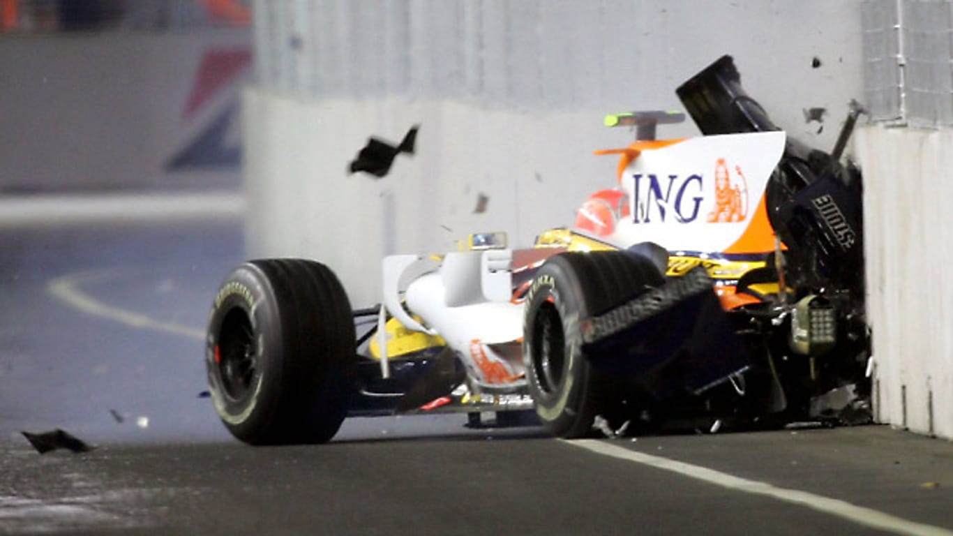 Nelson Piquet jr. kracht in Singapur in die Mauer.