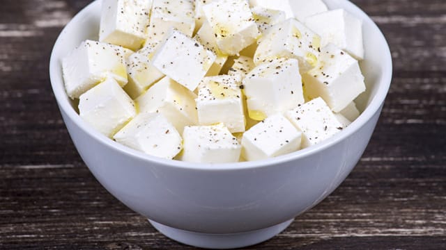 Nicht jeder Supermarkt-Feta wird mit Schafsmilch hergestellt.