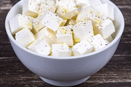 Nicht jeder Supermarkt-Feta wird mit Schafsmilch hergestellt.