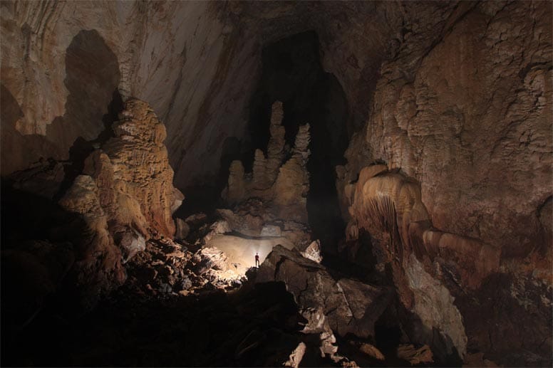Winziger Mensch zwischen steinernen Giganten: Dieses spektakuläre Bild stammt von einer der ersten Touren, die Guides zur Vorbereitung auf Wanderungen mit Touristen durch die größte Höhle der Welt in Vietnam machten.
