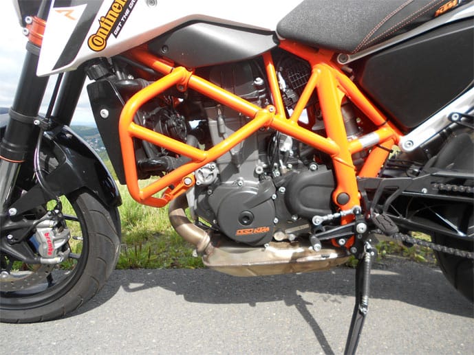 Der Rahmen der neuen KTM 690 Duke R in typischem Orange inklusive Motorschutz.