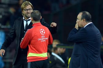 Dortmunds Trainer Klopp legt sich in Neapel mit dem Vierten Offiziellen an.
