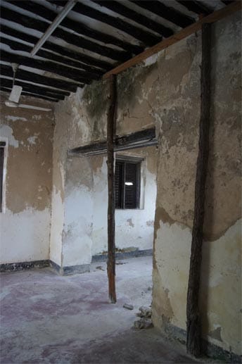 Blick in einen Raum im alten Fort, der von Stützbalken getragen wird. Vielerorts nagt in Bagamoyo der Zahn der Zeit.