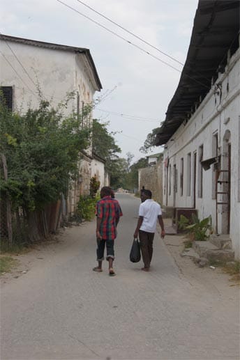 Dieser sandige Weg mitten in Tansania heißt "Kaiserstraße" - eine weitere Spur der deutschen Vergangenheit.