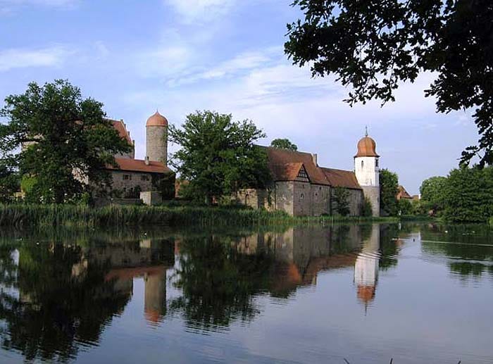 In Burgoberach können Gäste auch in Deutschland Burgfräulein oder Ritter spielen - im Schloss Sommersdorf.