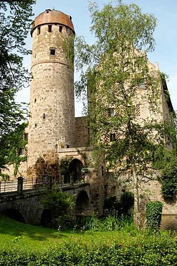 Die Burg aus dem 14. Jahrhundert lädt zu einer Reise in die Vergangenheit. Drei Zwei-Zimmer-Apartments sowie zwei Doppelzimmer warten auf Gäste, die Zimmer kosten zwischen 85 und 140 Euro pro Nacht.