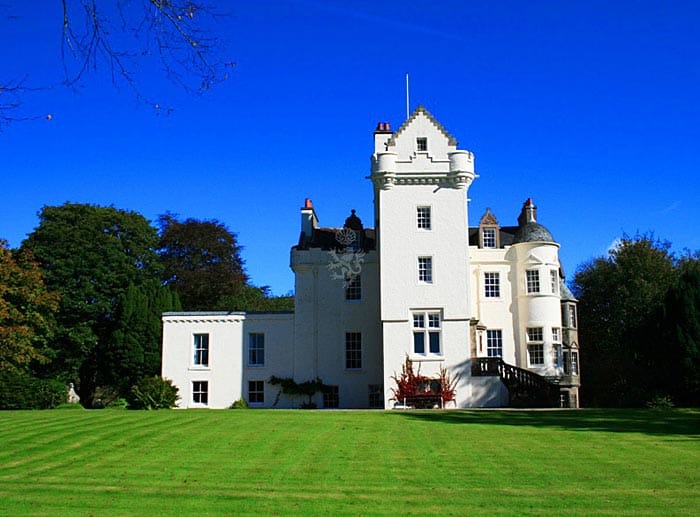 Castle Lachlan Estate, Schottland: Das Schloss ist im sogenannten Scottish-Baronial-Stil gebaut und bietet in sieben Schlafzimmern maximal 15 Gästen Platz.