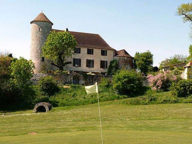 Das Chateau de Sadillac in der Dordogne in Frankreich kombiniert historischen Charme mit modernen Annehmlichkeiten wie einem 9-Loch-Golfplatz.