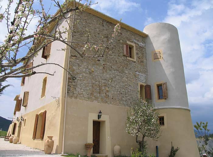 Wer seine freien Tage im Chateau de Mouilles verbringen möchte, bekommt die Schönheit der französischen Provence gratis dazu.