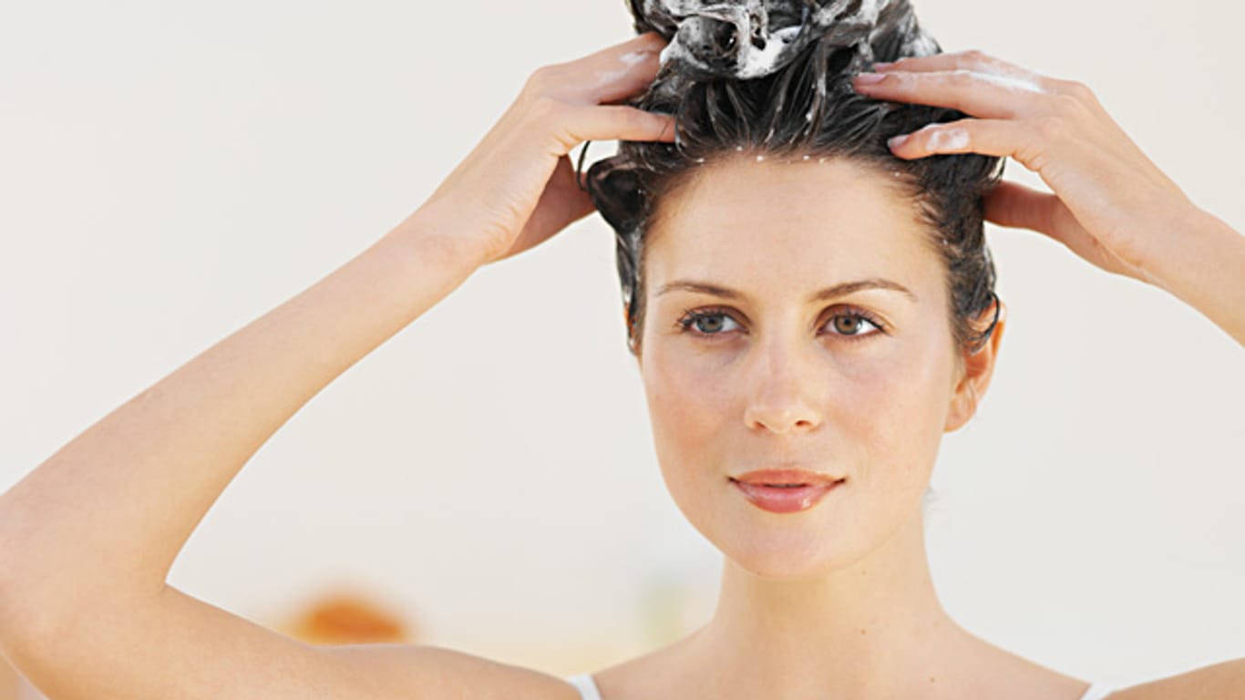 Schuppen: Zu häufiges Haarewaschen kann die Kopfhaut austrocknen. Dies kann Schuppen hervorrufen.