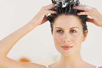 Schuppen: Zu häufiges Haarewaschen kann die Kopfhaut austrocknen. Dies kann Schuppen hervorrufen.